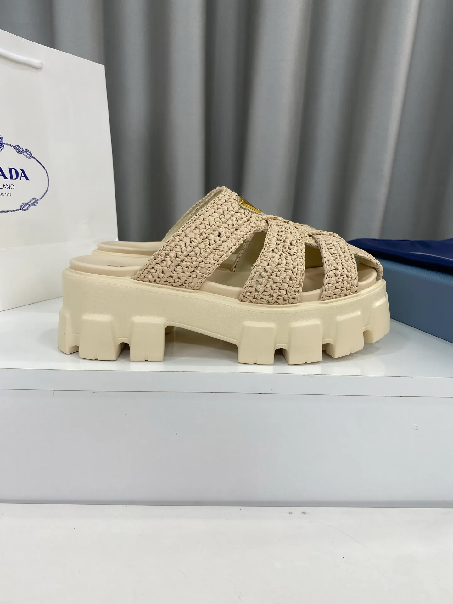 👟👟Ex-factory price 520👟👟 Prada's latest bamboo cage weaving thick-soled triangle buckle sandals☑️ Latest environmentally friendly PP material, fully hand-crocheted, just like knitting sweaters, slow work and meticulous work, retro fashionable thick-soled shoes, with woven uppers, making the whole pair of shoes light and comfortable, bright colors, satisfying various choices for fashionable people with different styles! The iconic metal triangle logo is paired with the shape of ancient beach sandals. Every design element is fashionable! Size: Women's 35-39 (34, 40, custom-made, non-returnable) Full set of counter original packaging